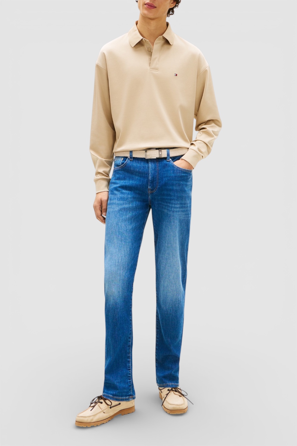 תמונת כל הלוק של מכנסי ג'ינס בגזרת סלים